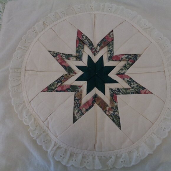 VINTAGE RETRO QUILTED PILLOW CASE W LACE PLUS OLD BUTTONS. - Picture 3 of 6